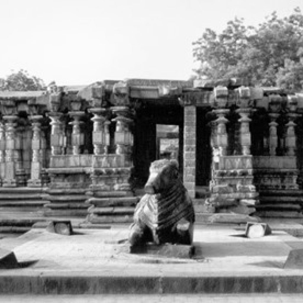Thousand Pillar Temple — Nandi and shrine